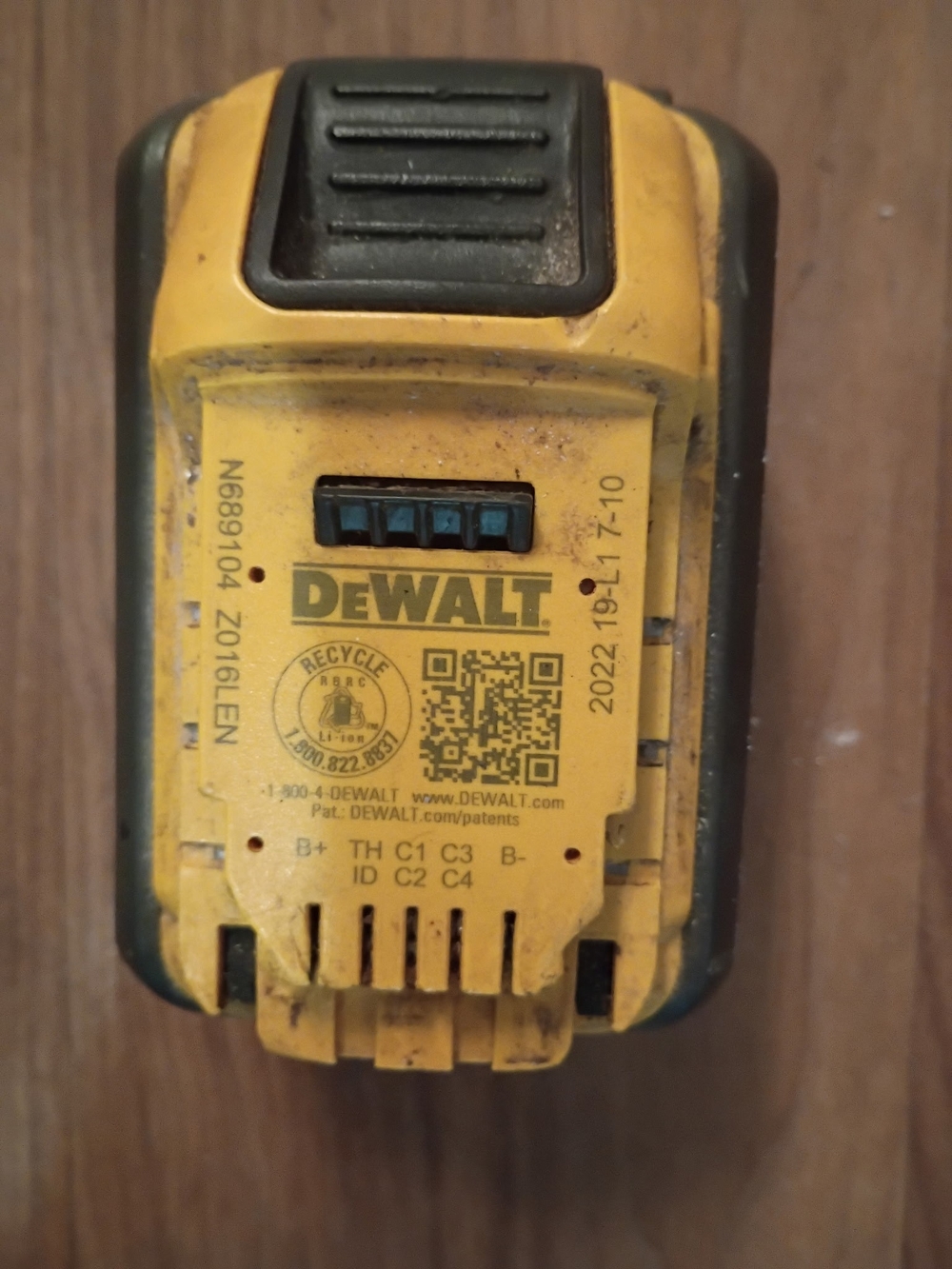DEWALT FlexVolt 9Ah 20V/60V Battery Pack - Yellow/Black - Picture 2 of 5